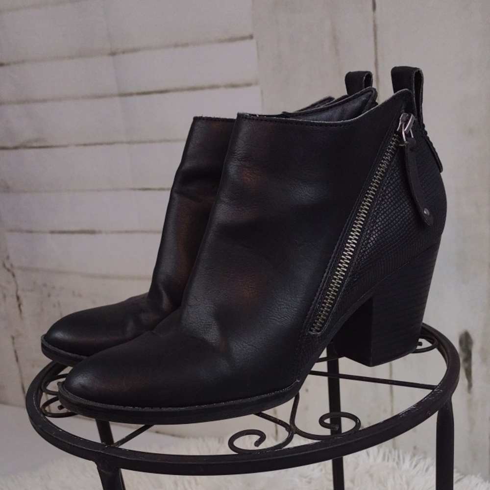 Dolce Vita Black Ankle Booties with Zipper Accent Size 8.5
